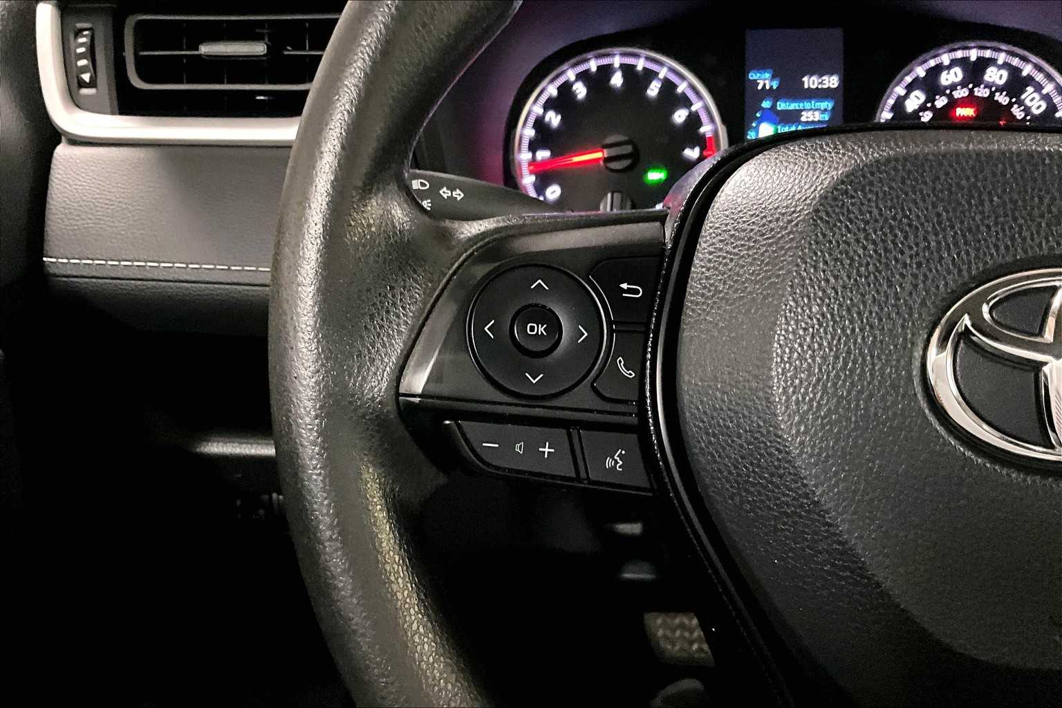 2021 Toyota RAV4 LE - Photo 22
