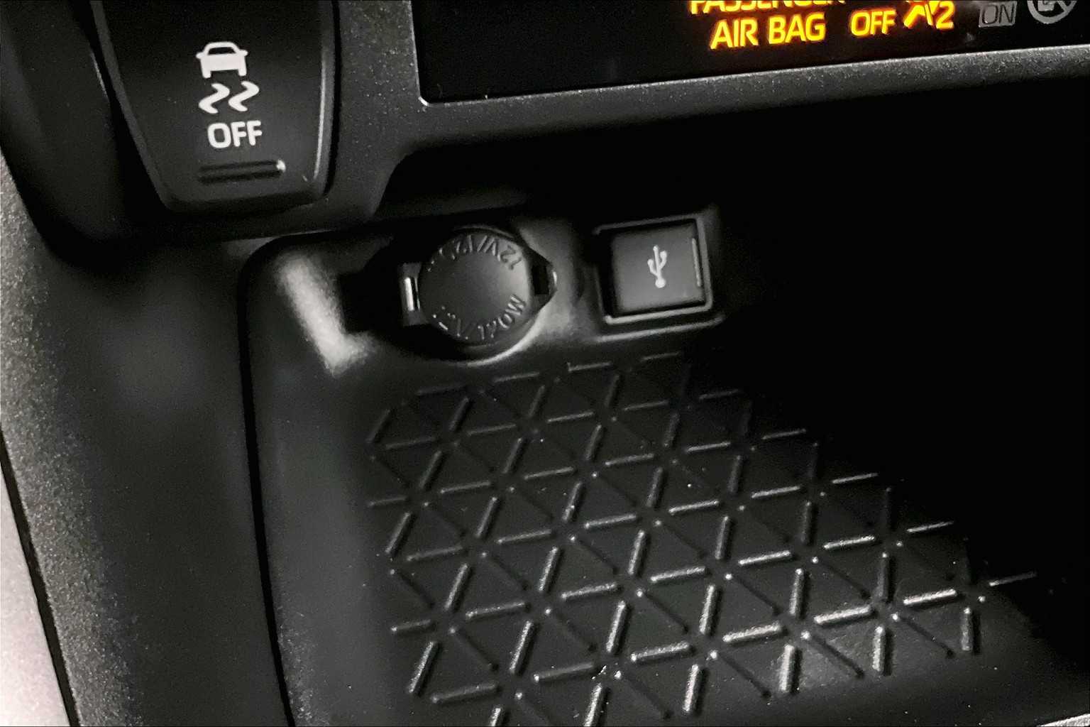 2021 Toyota RAV4 LE - Photo 26