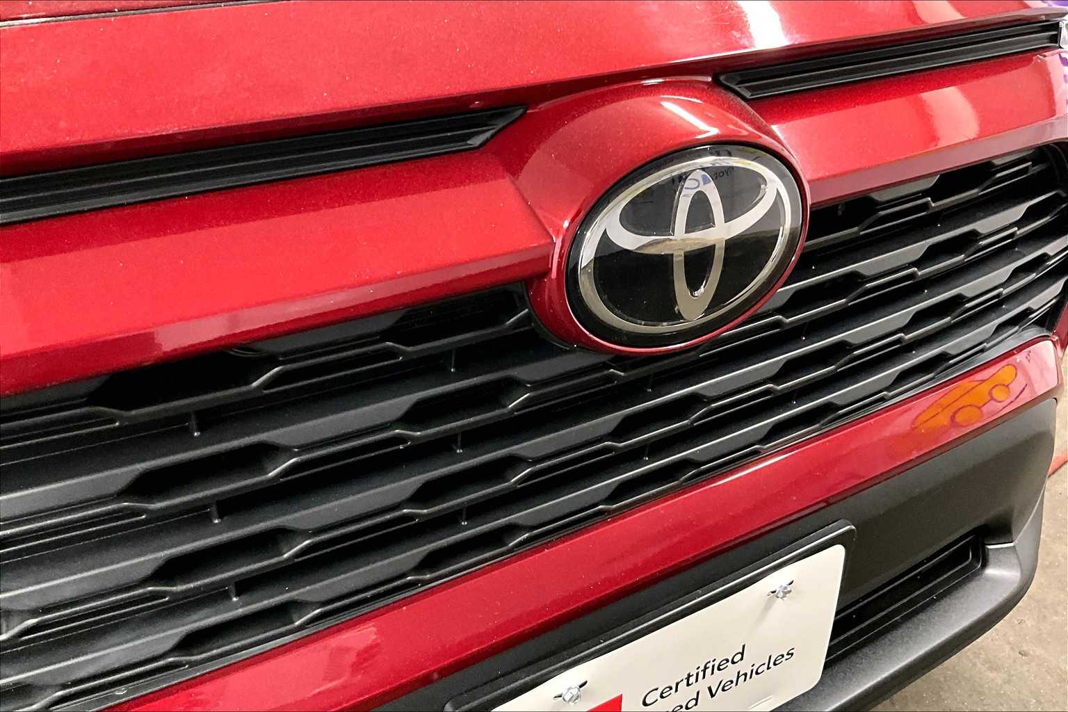 2021 Toyota RAV4 LE - Photo 30
