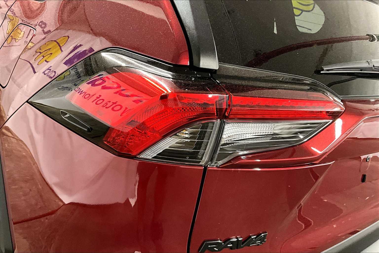 2021 Toyota RAV4 LE - Photo 32