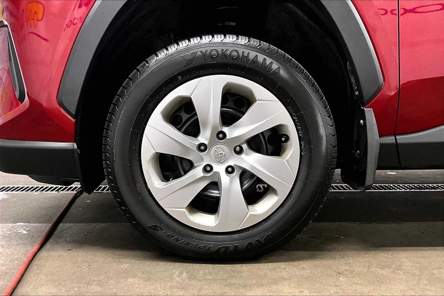 2021 Toyota RAV4 LE - Photo 7