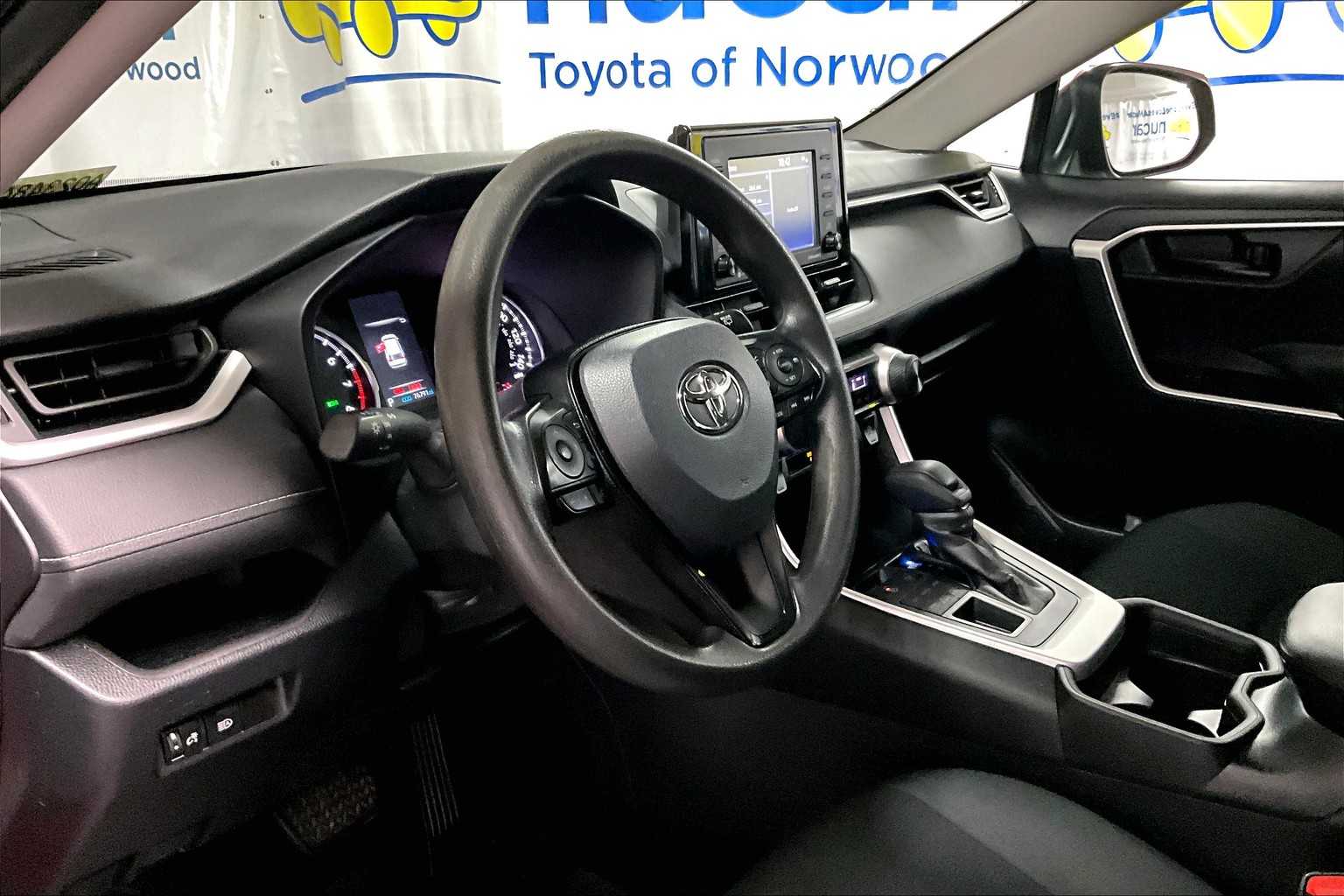 2021 Toyota RAV4 LE - Photo 8