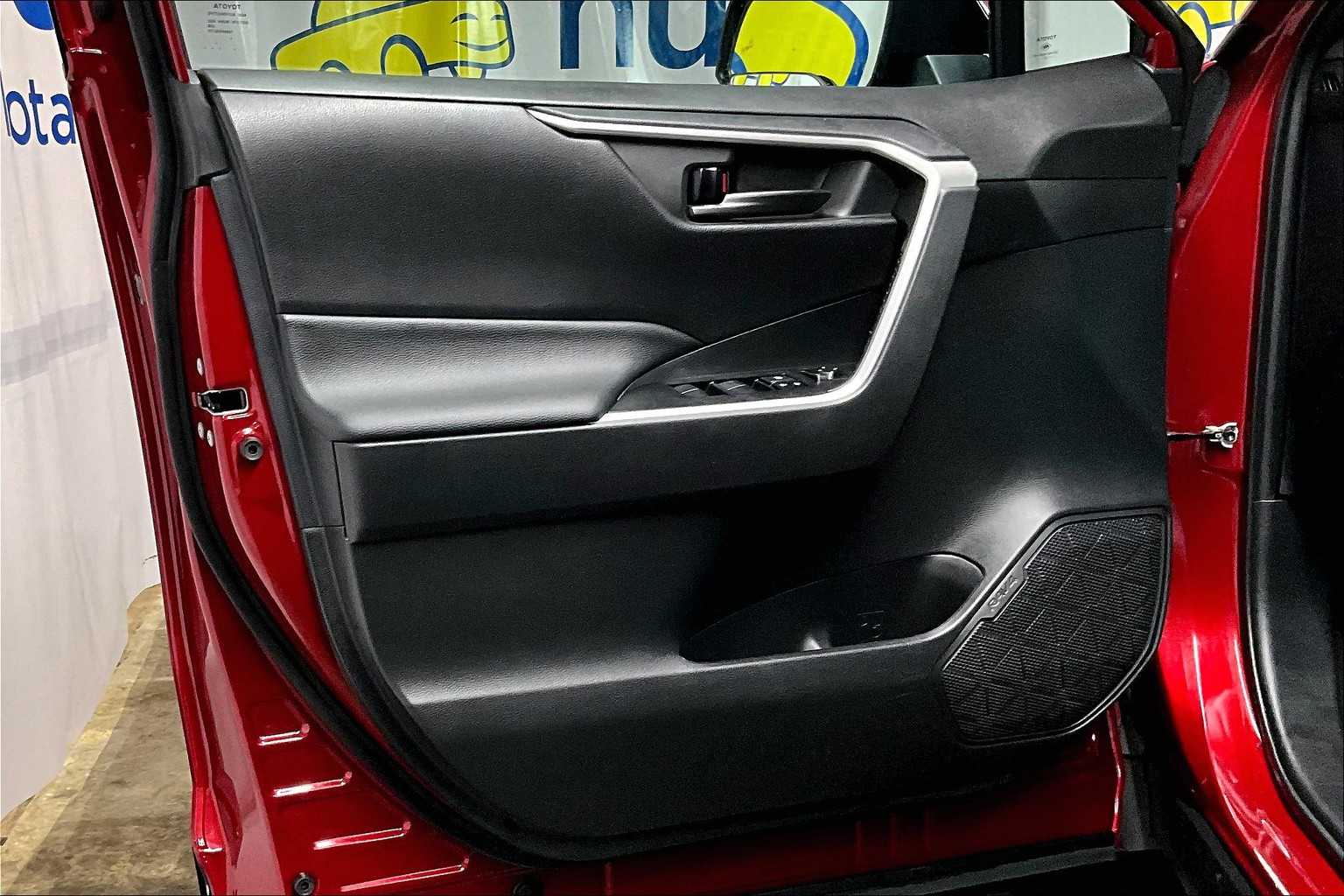 2021 Toyota RAV4 LE - Photo 9