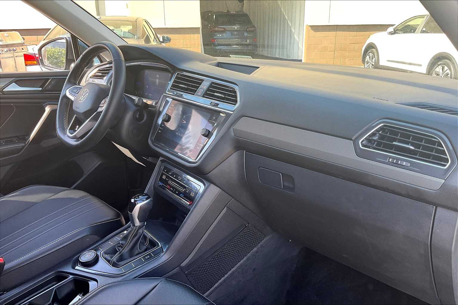 2022 Volkswagen Tiguan SE - Photo 14