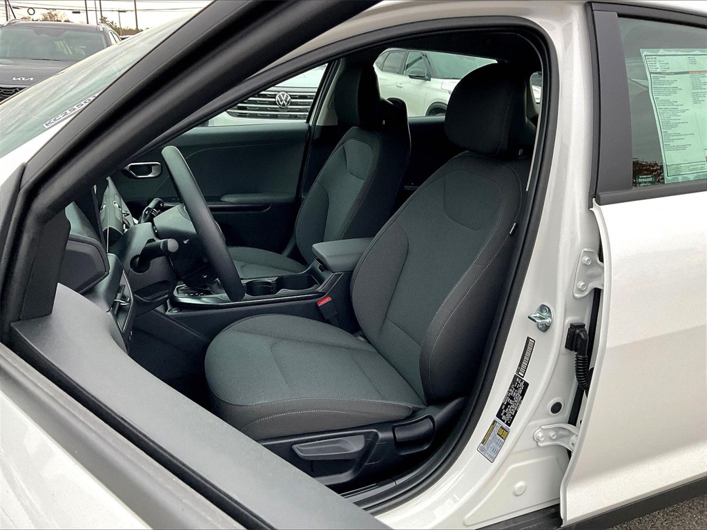 2025 Kia K4 LXS - Photo 11