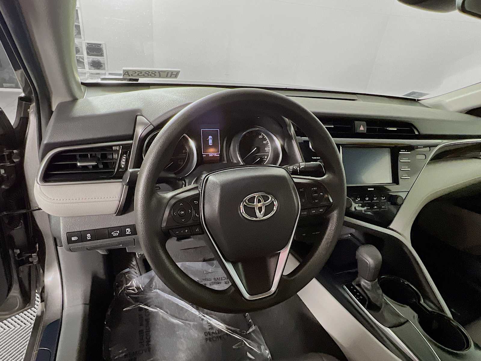 2020 Toyota Camry LE - Photo 11