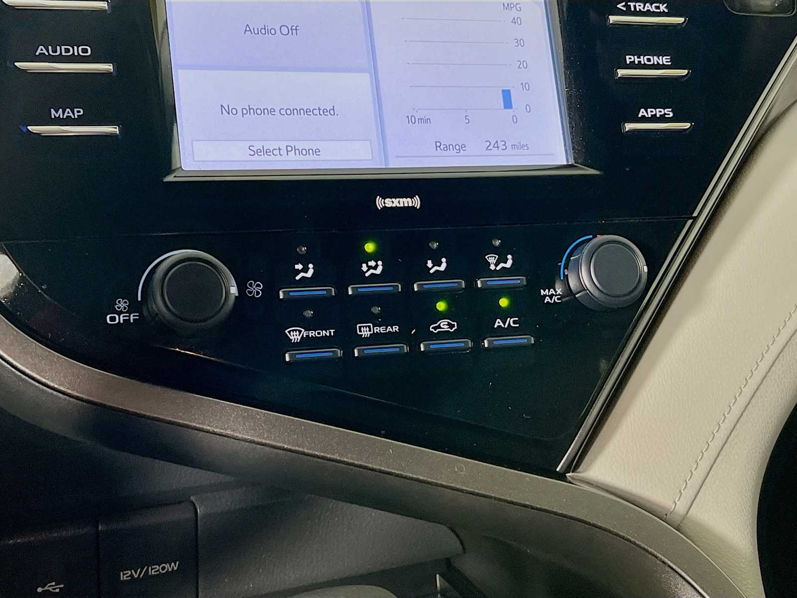 2020 Toyota Camry LE - Photo 15