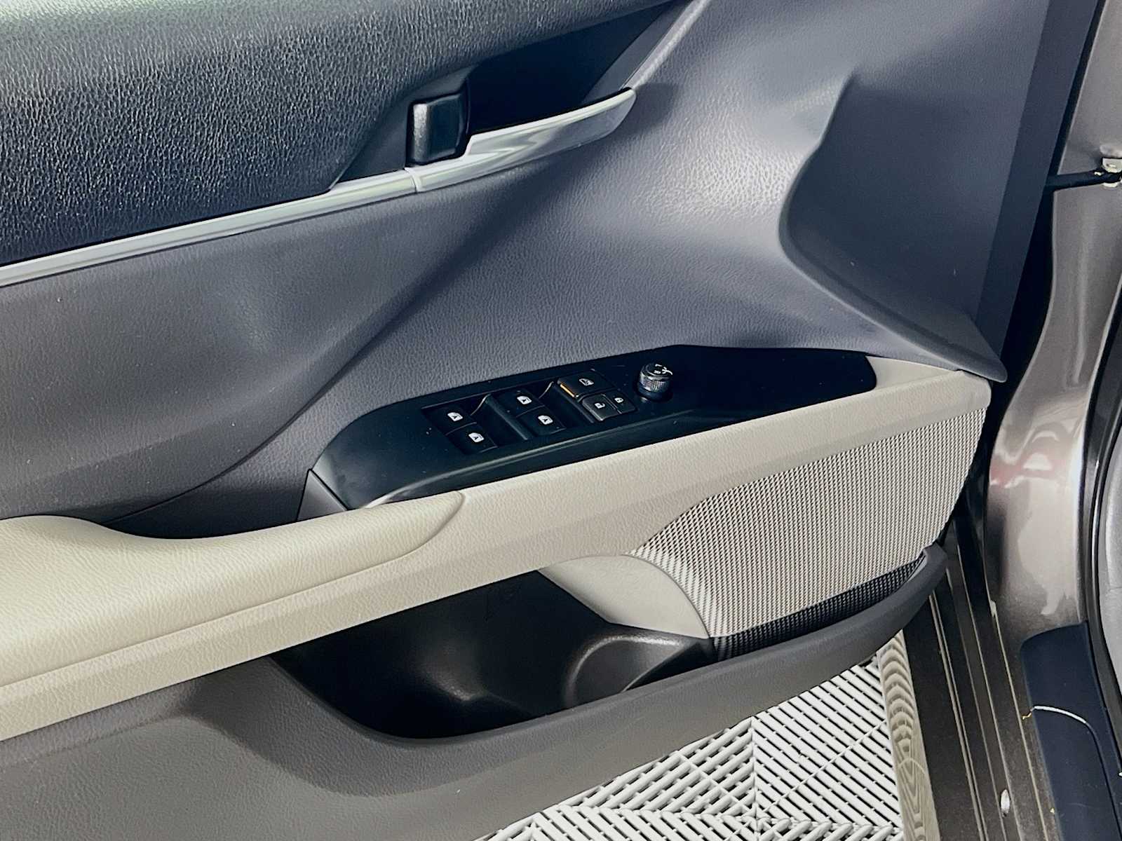 2020 Toyota Camry LE - Photo 18
