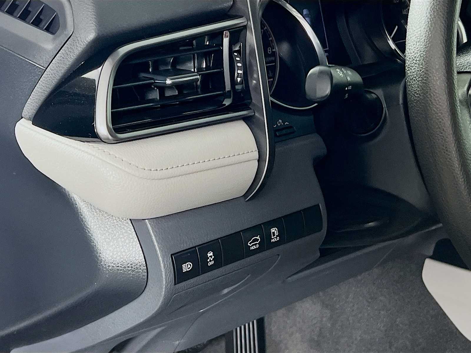 2020 Toyota Camry LE - Photo 10