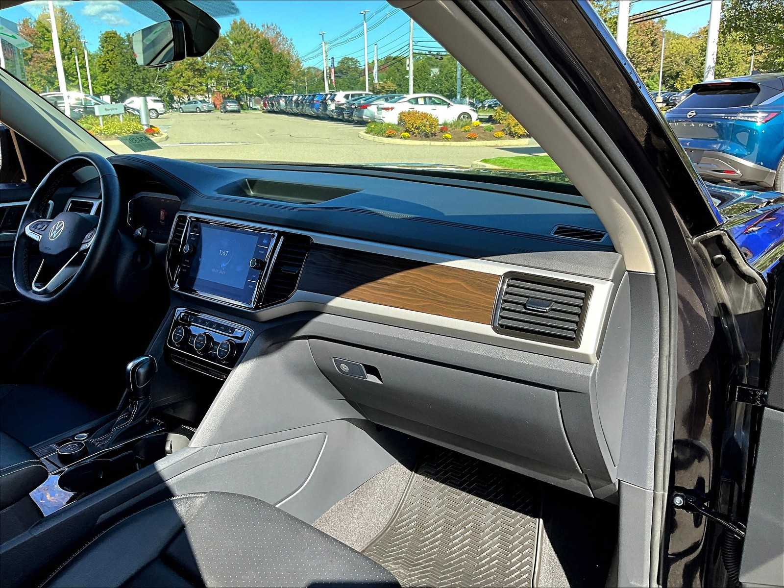 2022 Volkswagen Atlas 3.6L V6 SE w/Technology - Photo 13