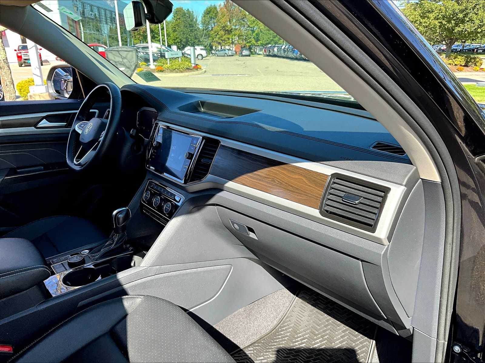 2022 Volkswagen Atlas 3.6L V6 SE w/Technology - Photo 14