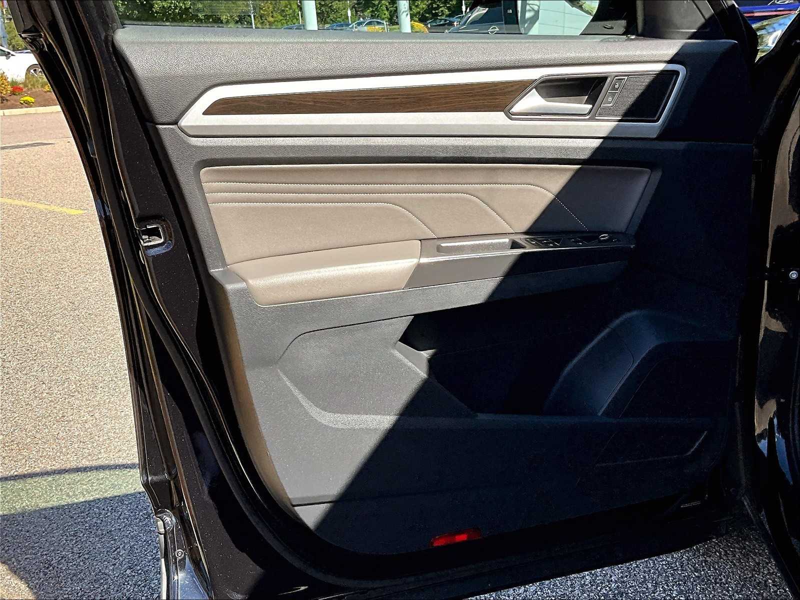 2022 Volkswagen Atlas 3.6L V6 SE w/Technology - Photo 9