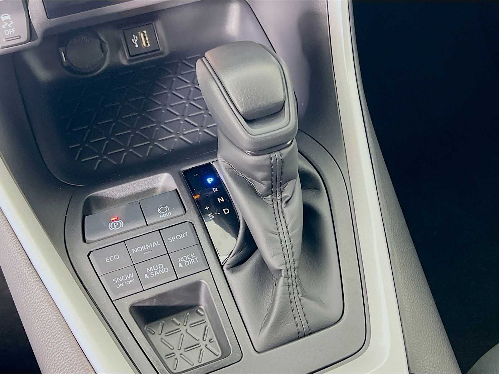 2025 Toyota RAV4 LE - Photo 11