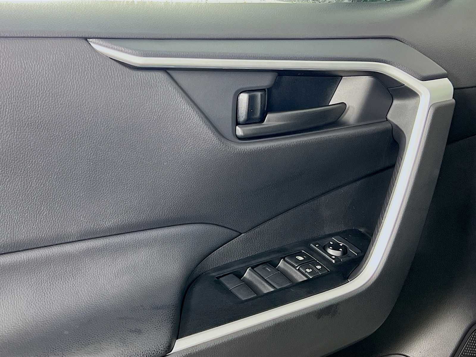 2025 Toyota RAV4 LE - Photo 16