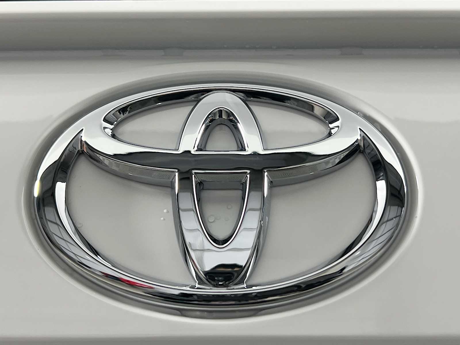 2025 Toyota RAV4 LE - Photo 18