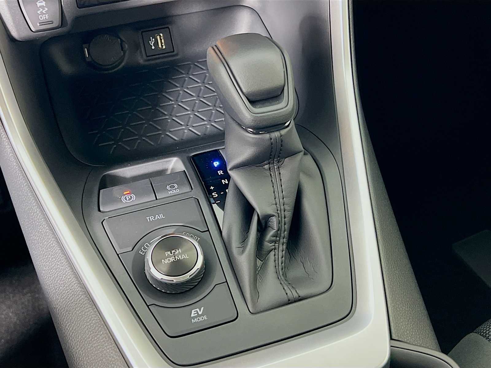 2025 Toyota RAV4 Hybrid LE - Photo 11