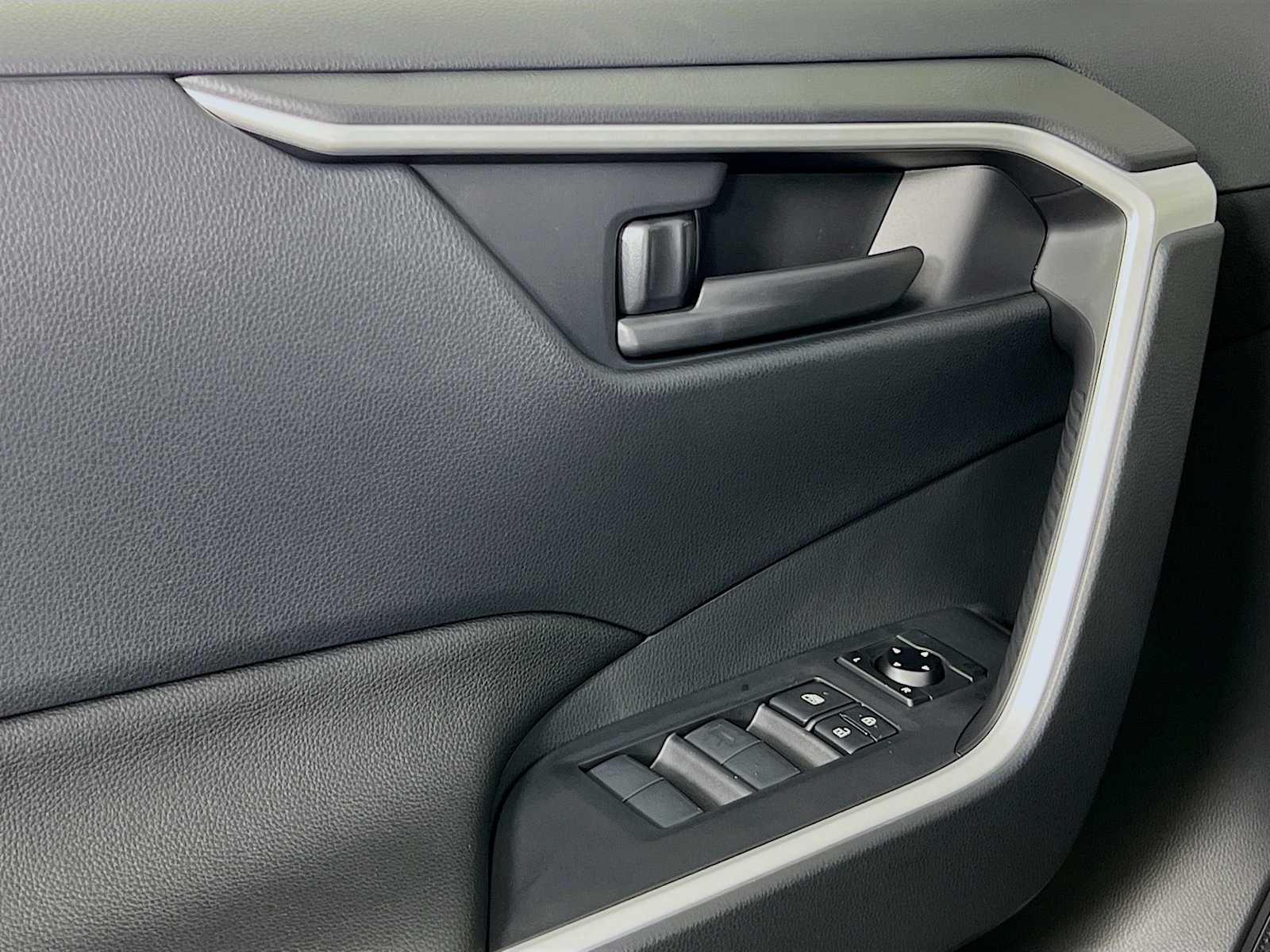 2025 Toyota RAV4 Hybrid LE - Photo 16