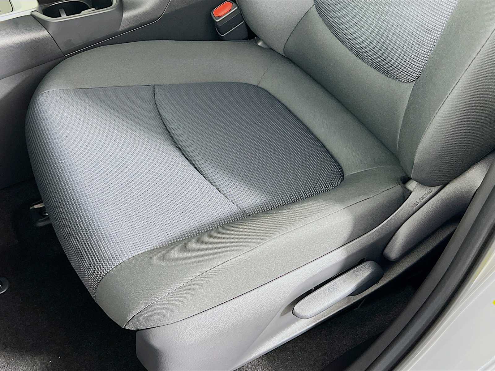 2025 Toyota RAV4 Hybrid LE - Photo 17