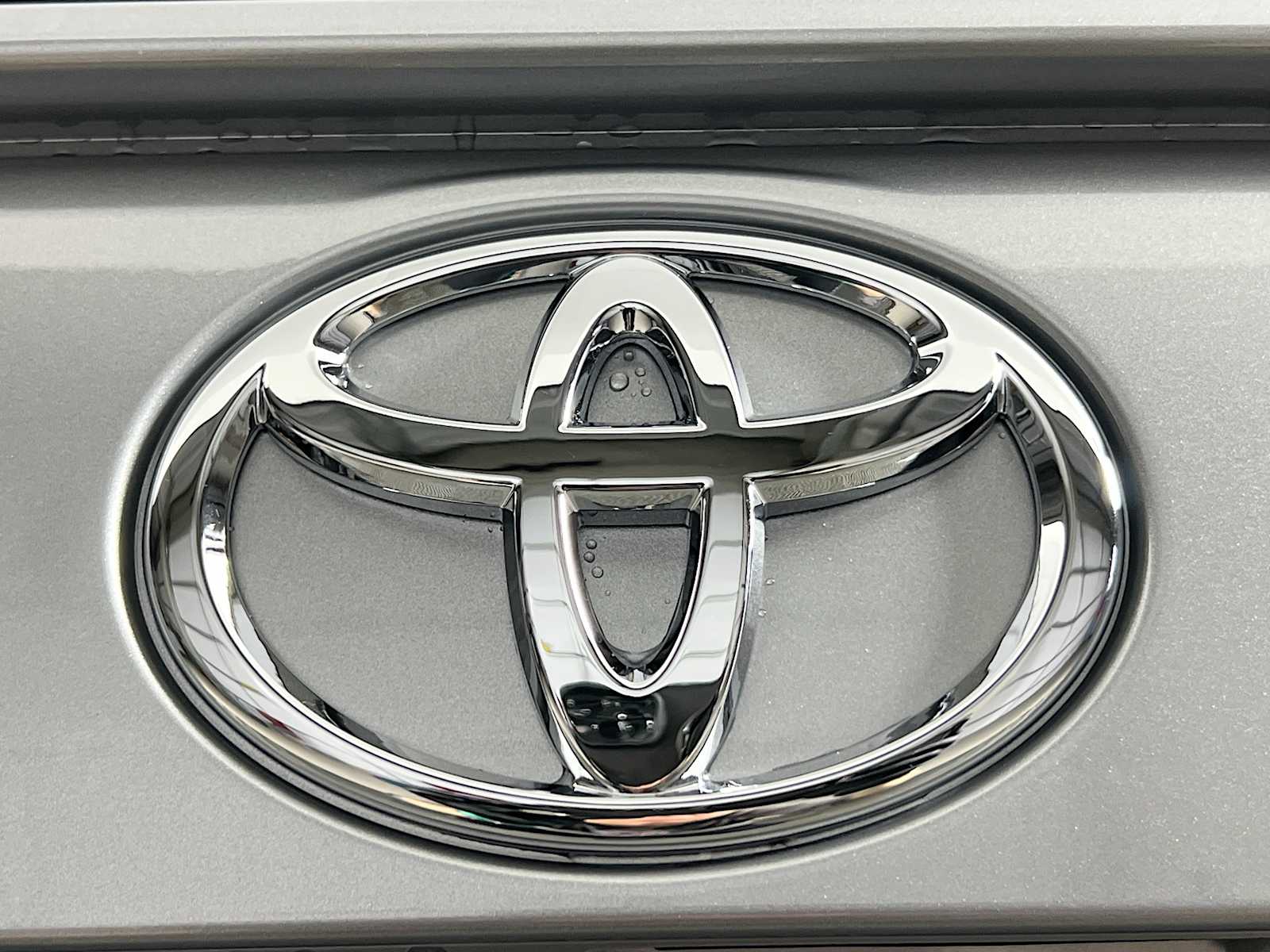 2025 Toyota RAV4 Hybrid LE - Photo 18