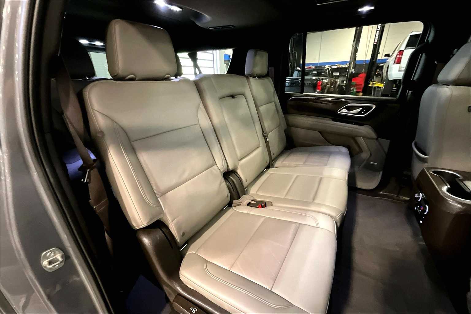 2021 Chevrolet Suburban LT - Photo 16