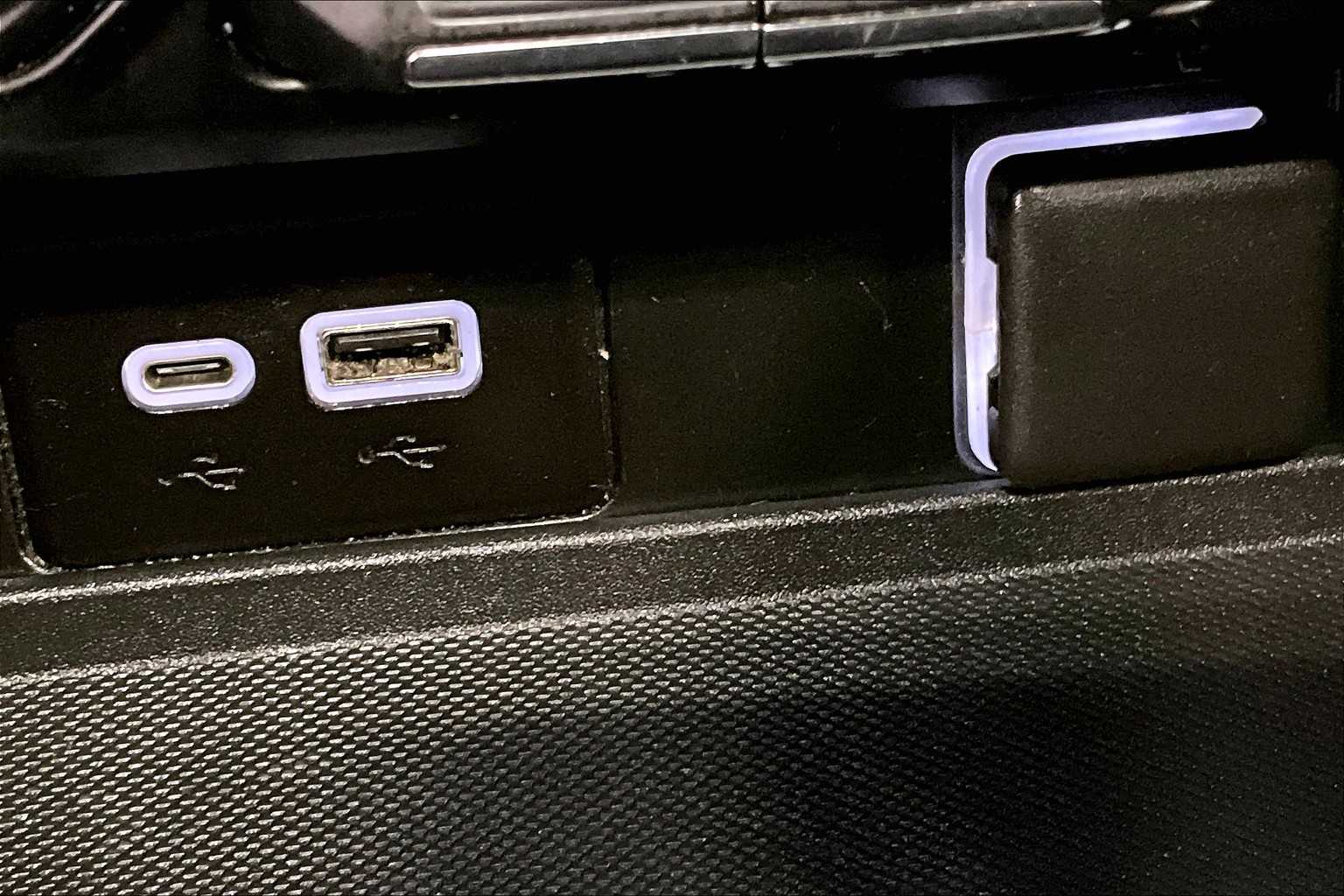 2021 Chevrolet Suburban LT - Photo 27