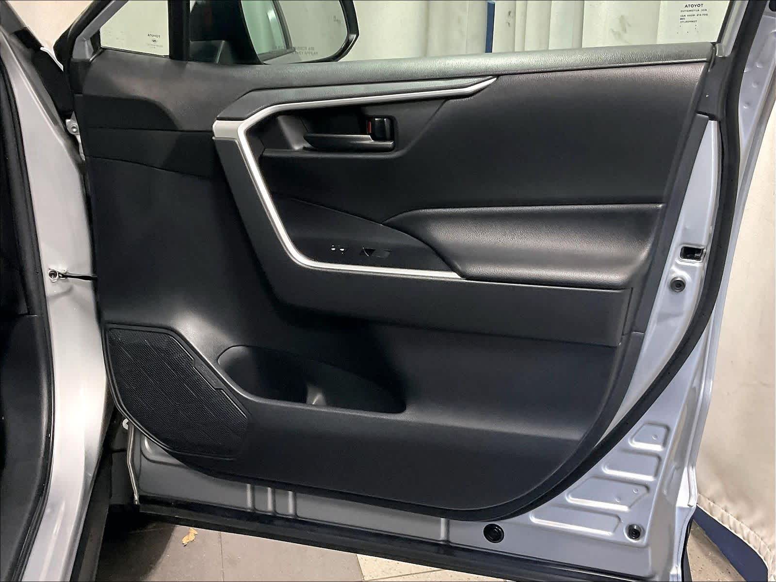 2019 Toyota RAV4 LE - Photo 12