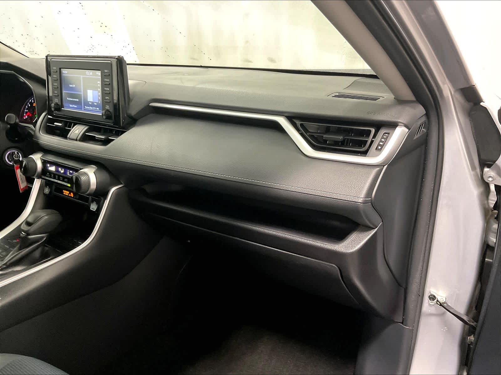 2019 Toyota RAV4 LE - Photo 13