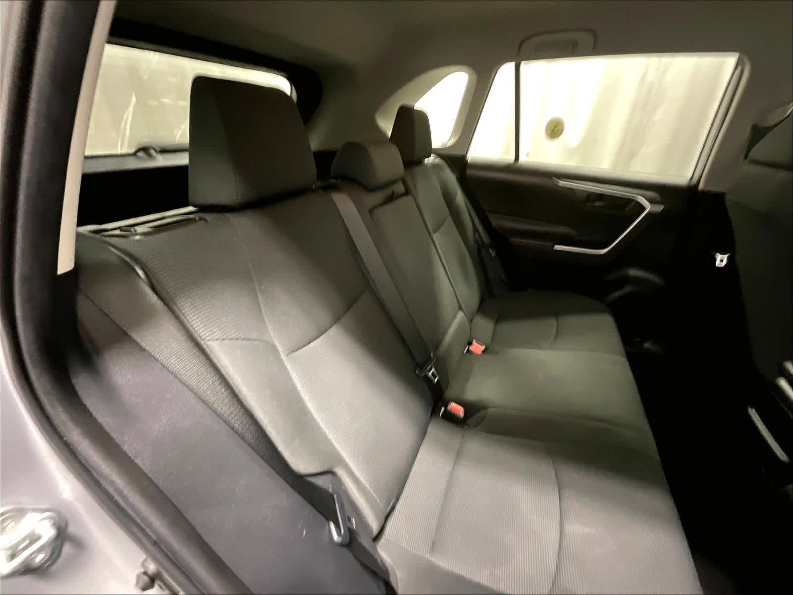 2019 Toyota RAV4 LE - Photo 16