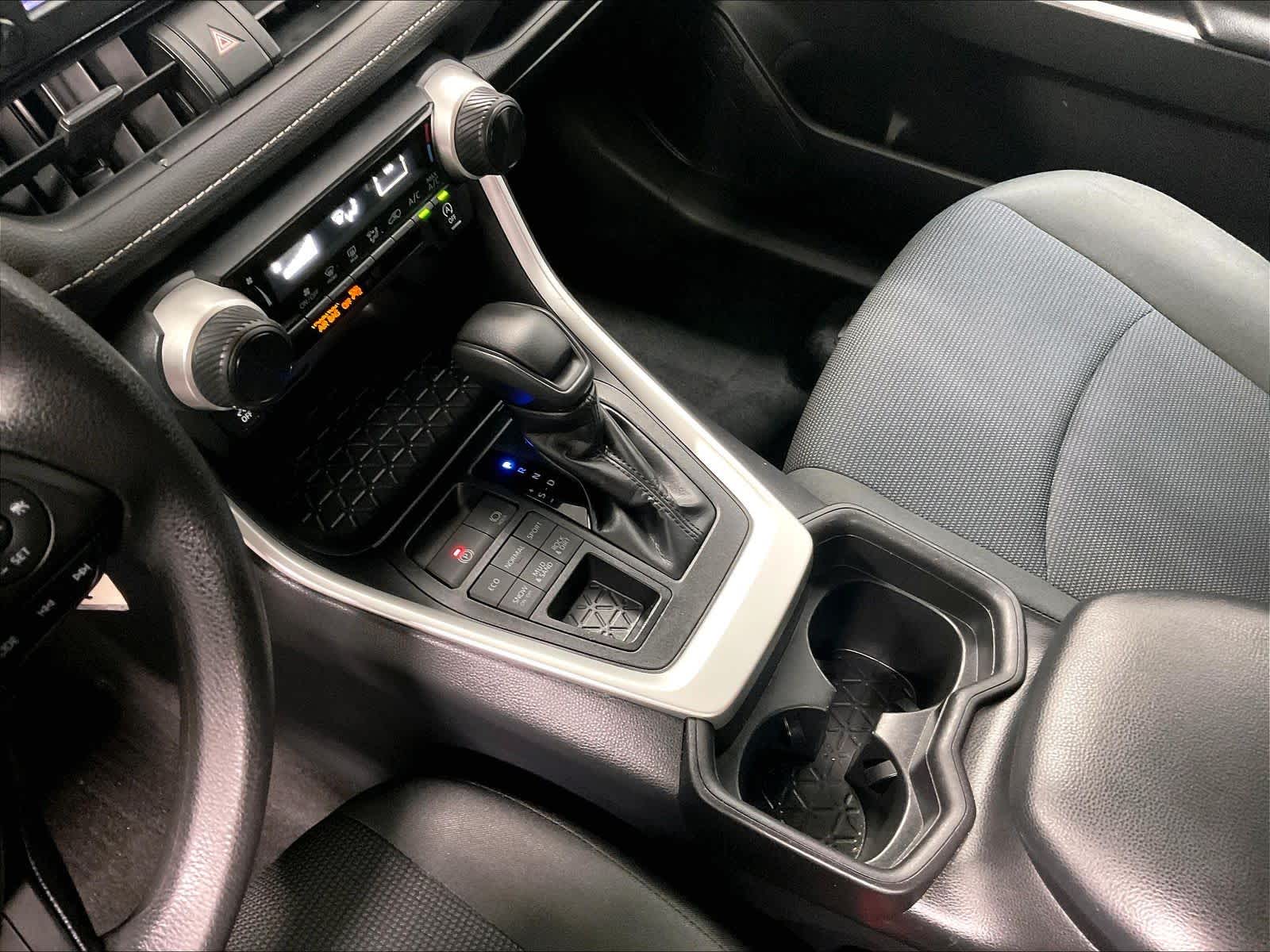 2019 Toyota RAV4 LE - Photo 20