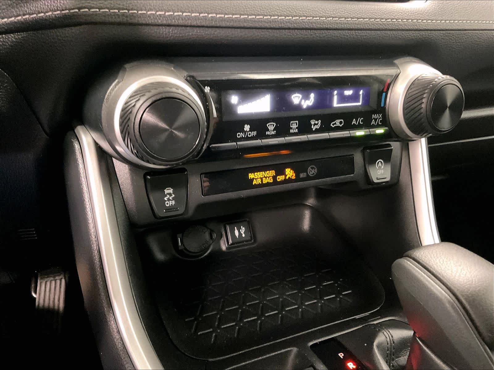 2019 Toyota RAV4 LE - Photo 25