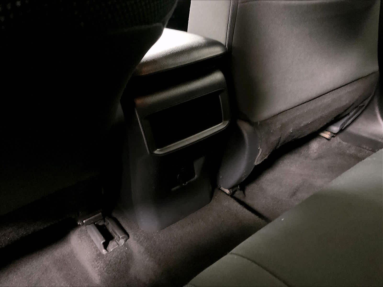 2019 Toyota RAV4 LE - Photo 27