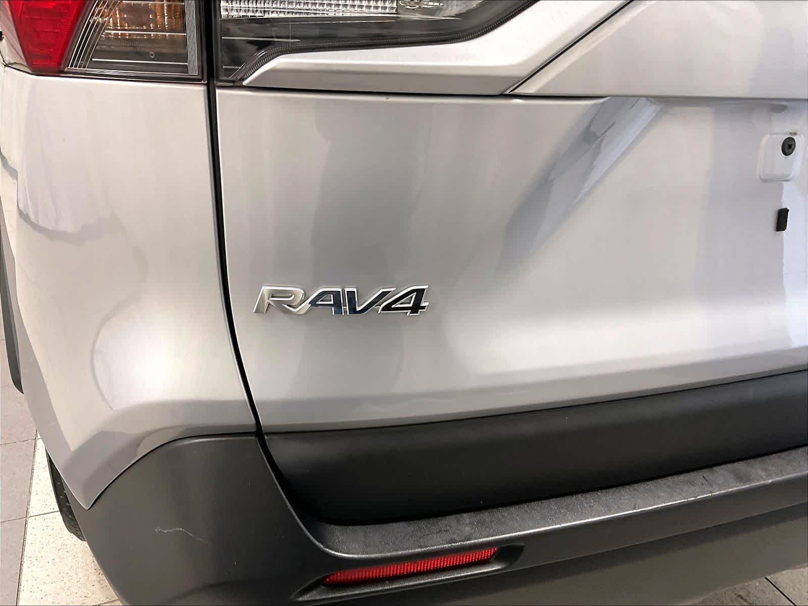 2019 Toyota RAV4 LE - Photo 28