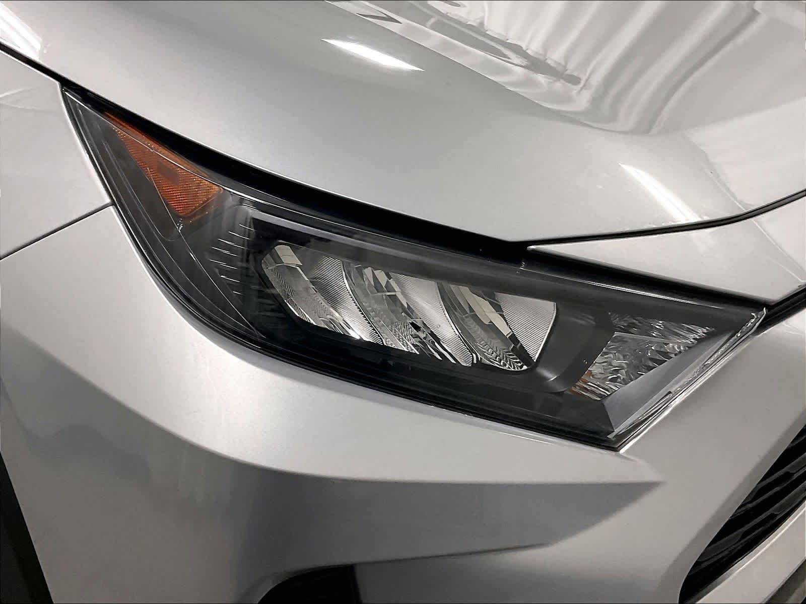 2019 Toyota RAV4 LE - Photo 32