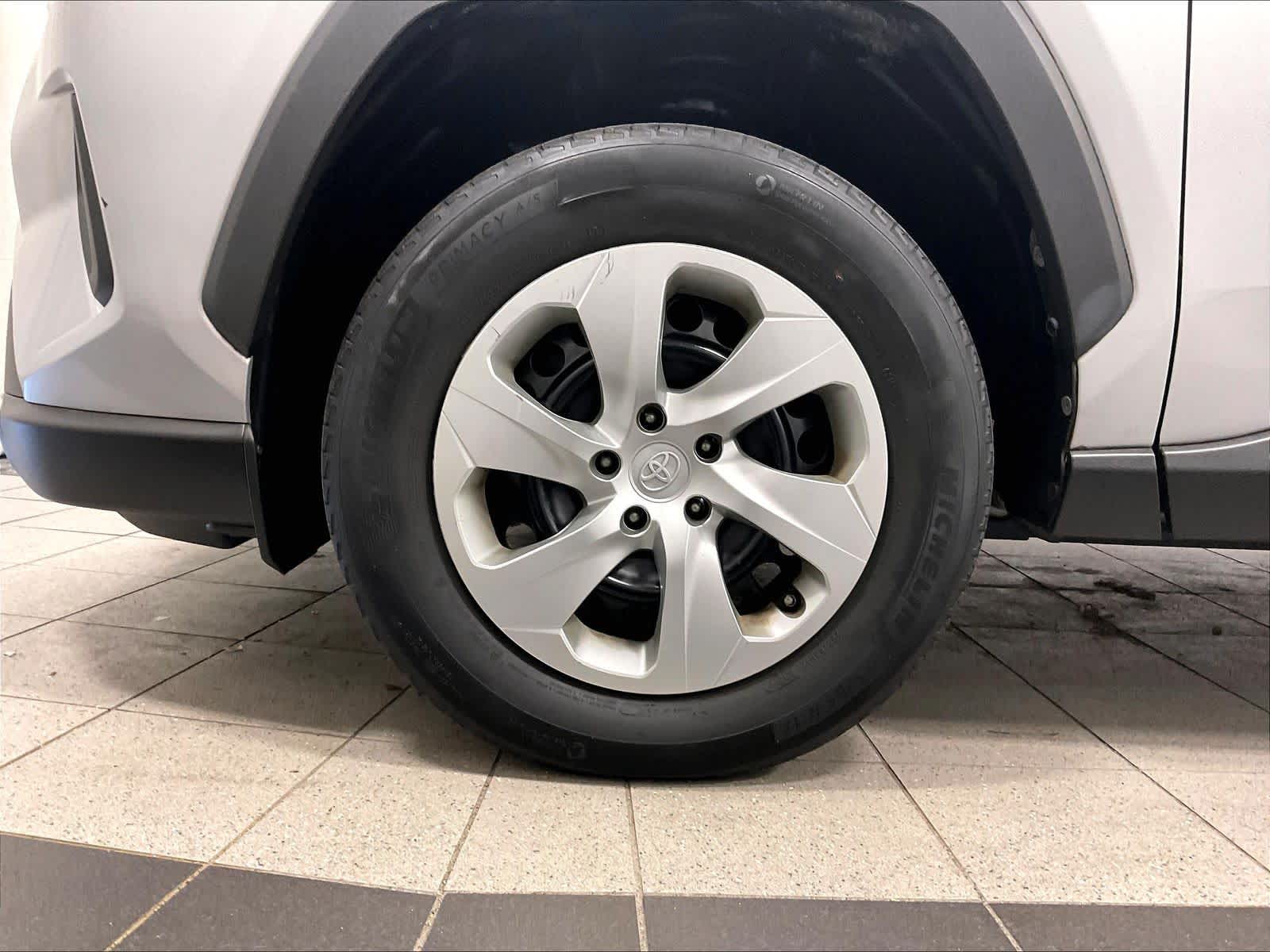 2019 Toyota RAV4 LE - Photo 7