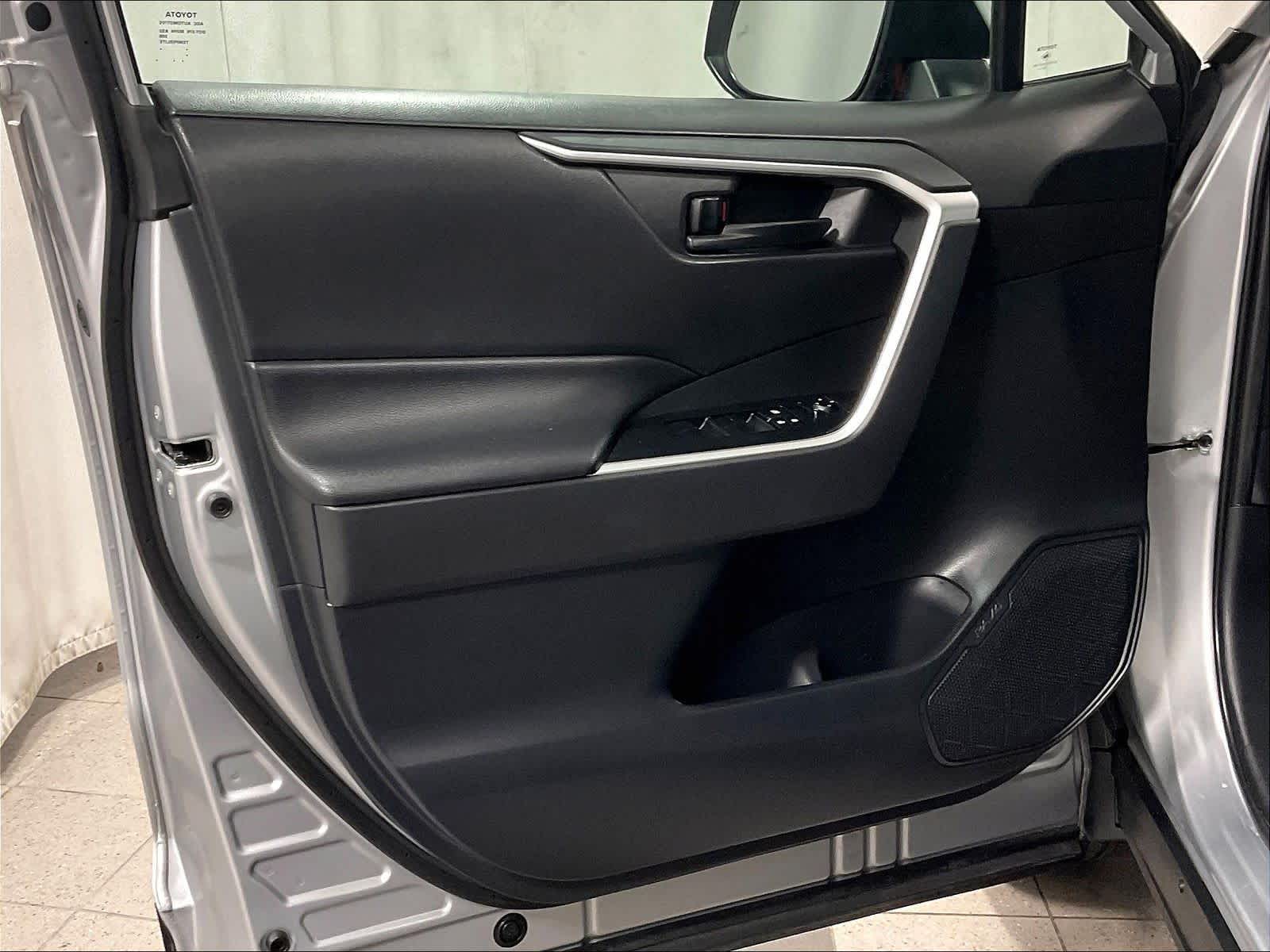 2019 Toyota RAV4 LE - Photo 9