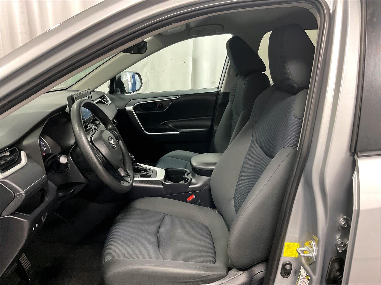 2019 Toyota RAV4 LE - Photo 10