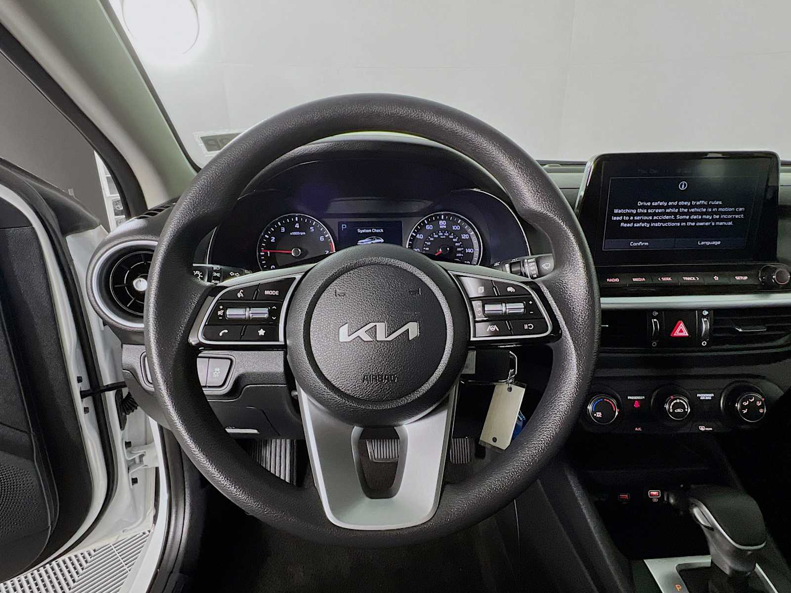 2024 Kia Forte LXS - Photo 11