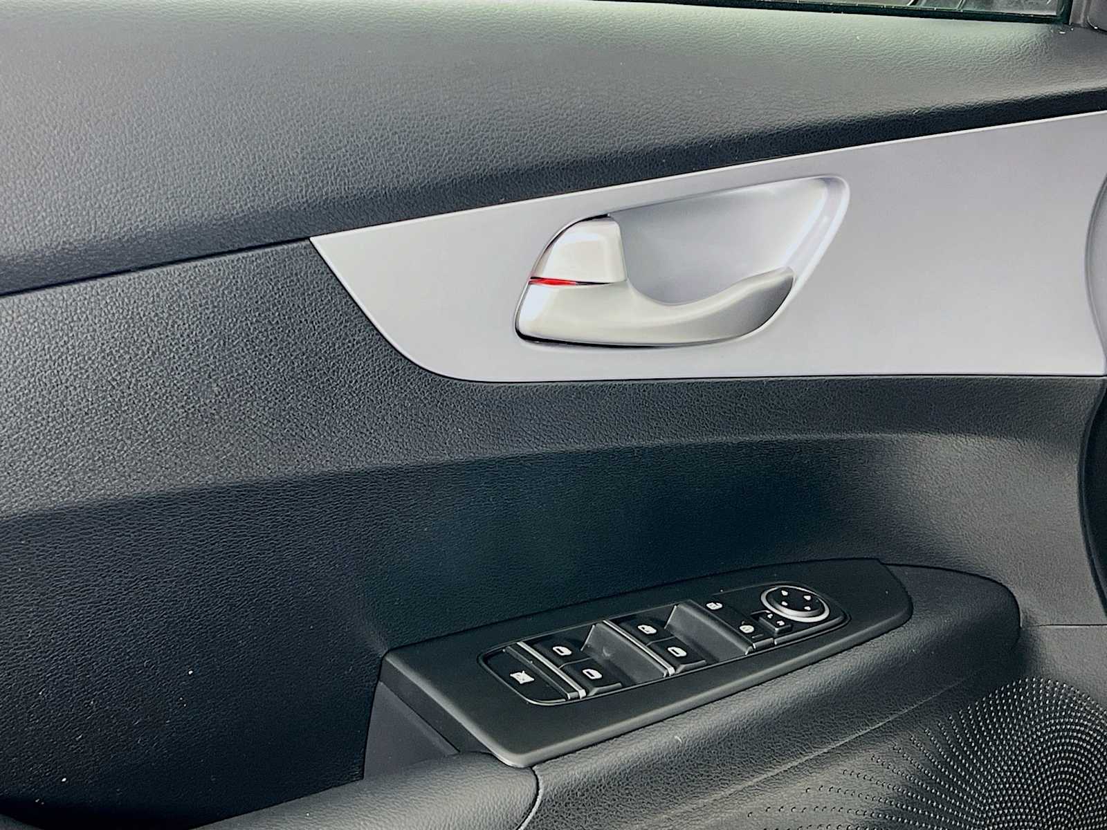 2024 Kia Forte LXS - Photo 17