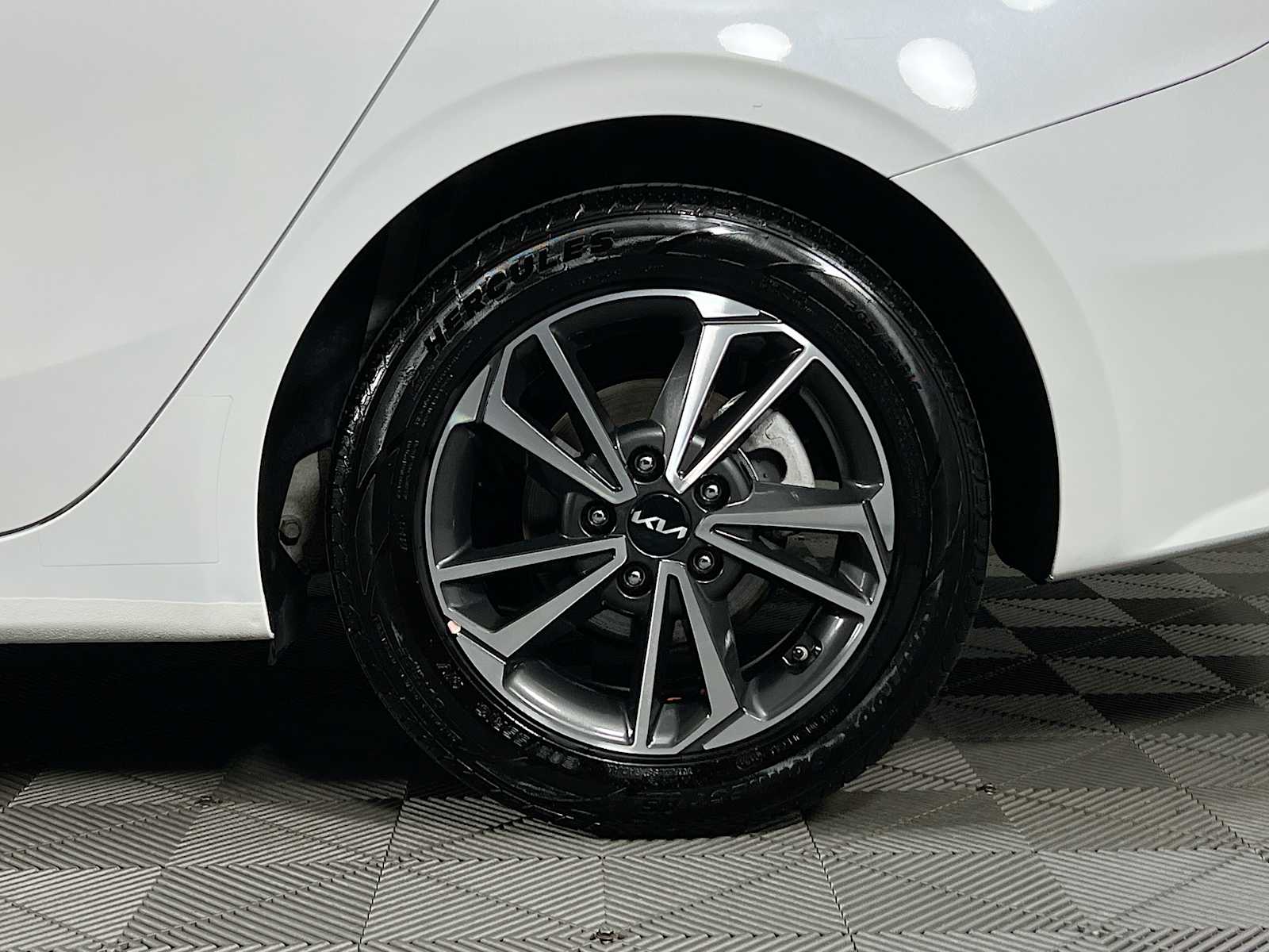 2024 Kia Forte LXS - Photo 29