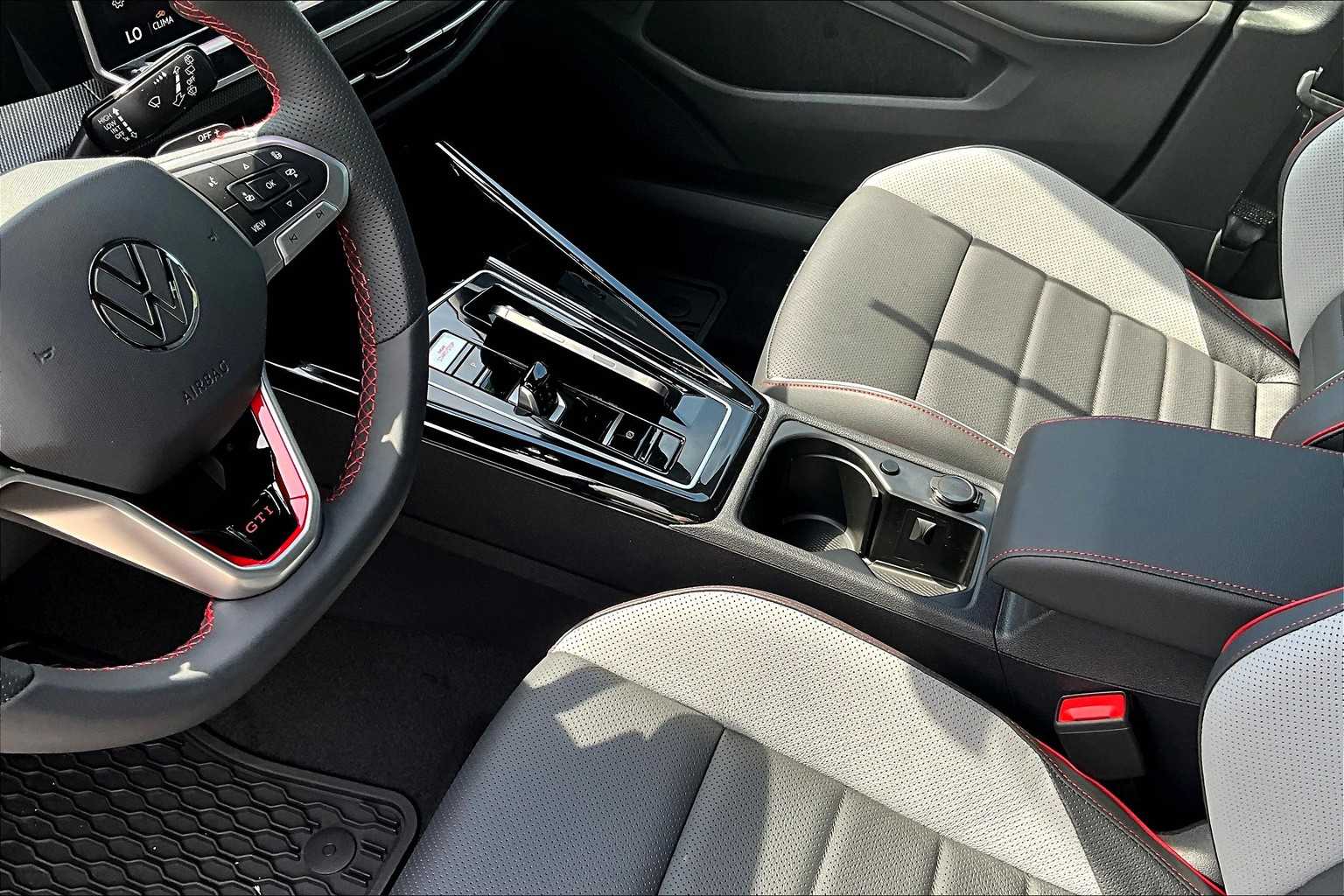 2025 Volkswagen Golf GTI SE - Photo 14