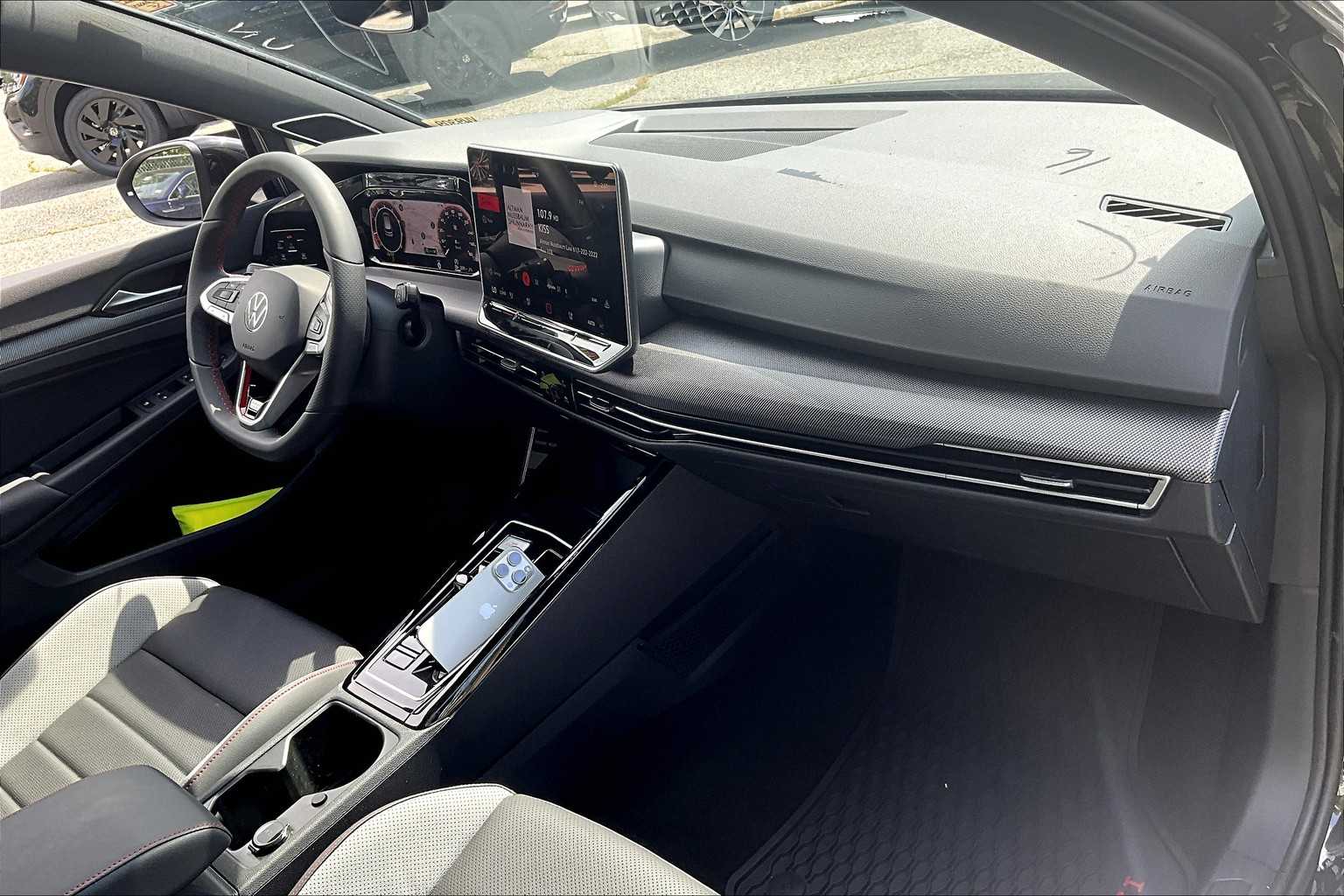 2025 Volkswagen Golf GTI SE - Photo 10