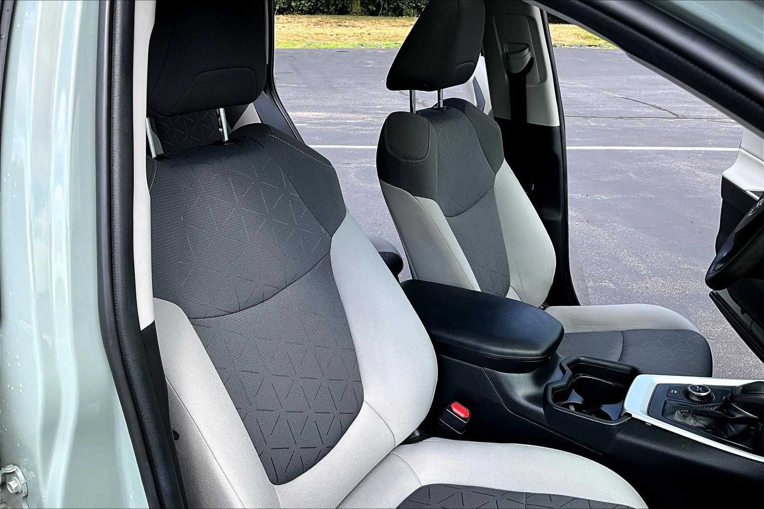 2020 Toyota RAV4 Hybrid XLE - Photo 11
