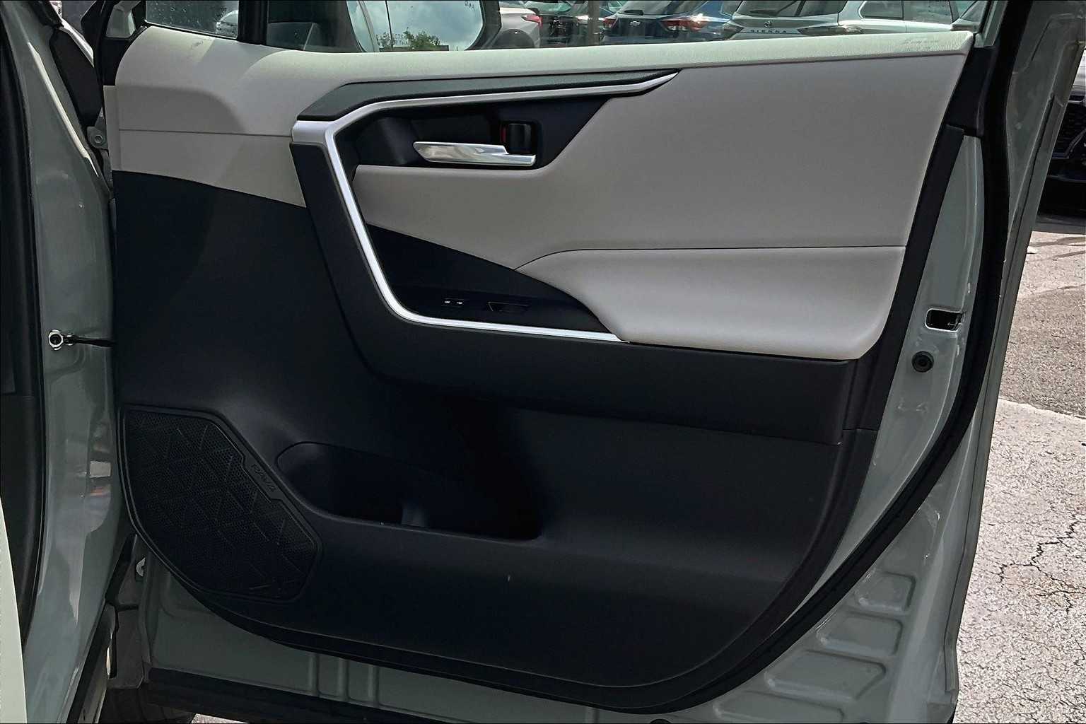 2020 Toyota RAV4 Hybrid XLE - Photo 12