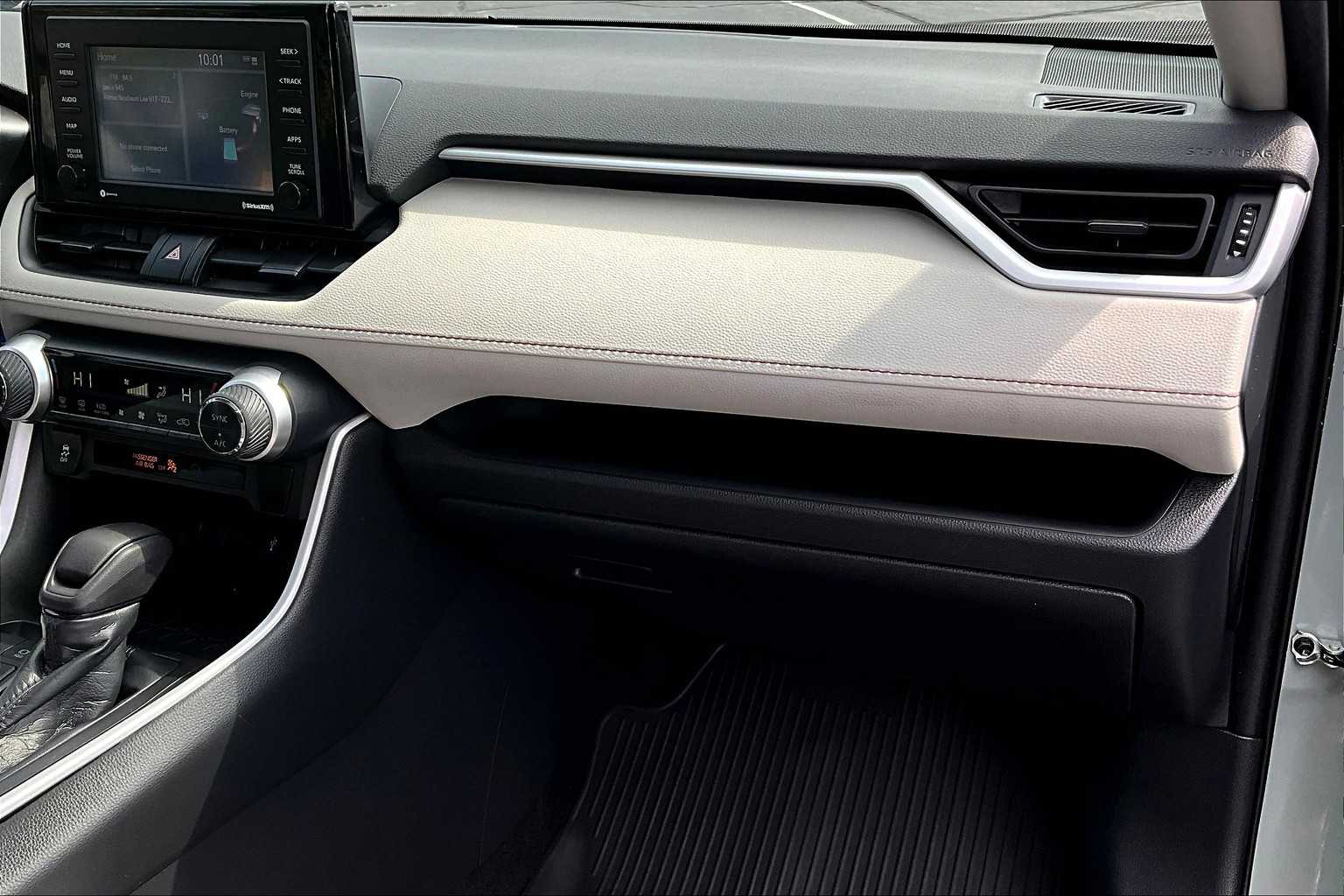 2020 Toyota RAV4 Hybrid XLE - Photo 13