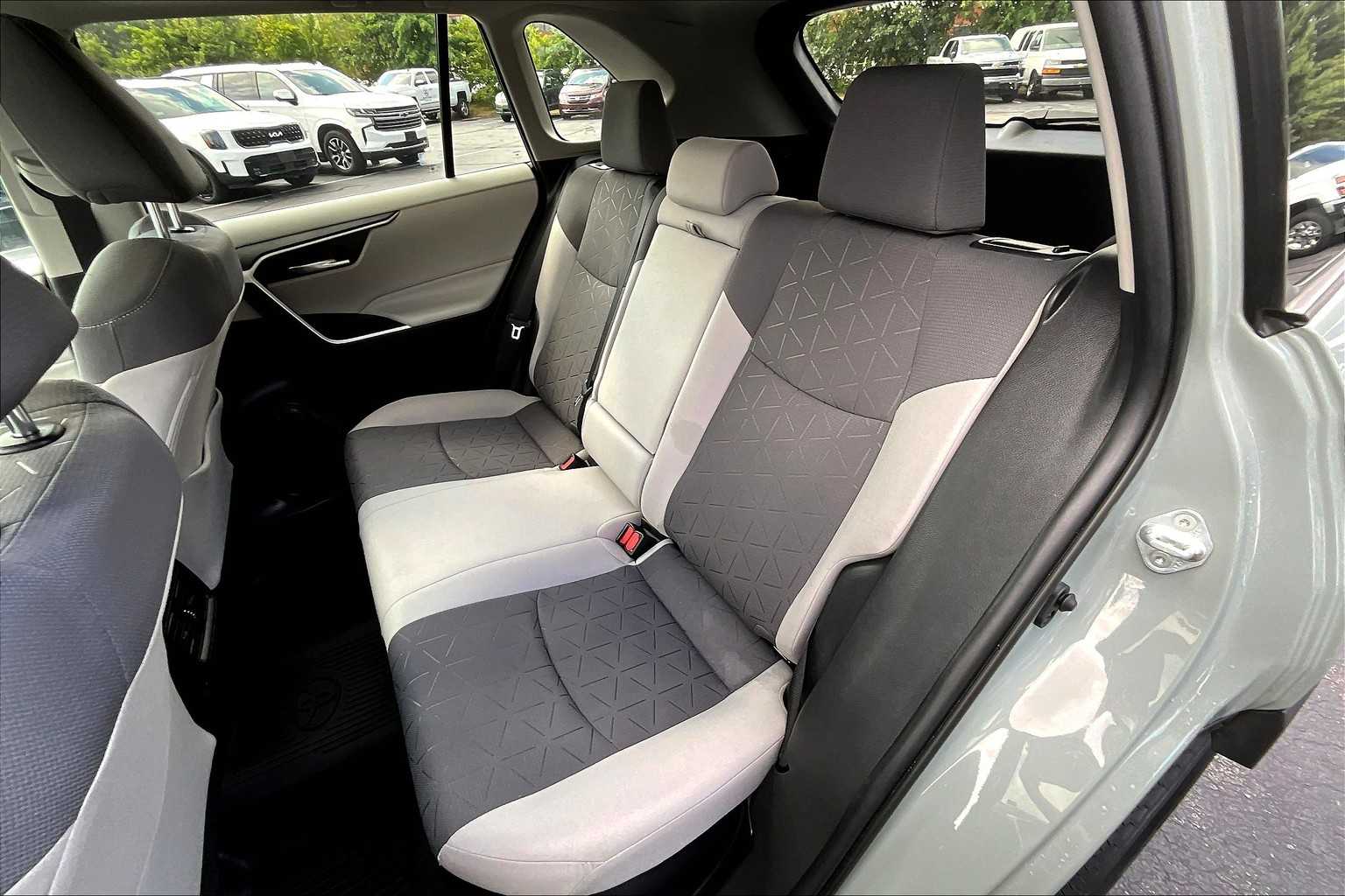 2020 Toyota RAV4 Hybrid XLE - Photo 14