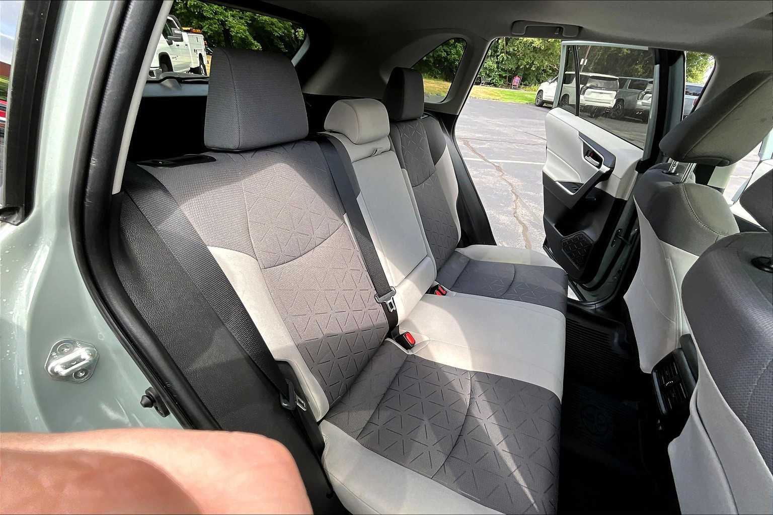 2020 Toyota RAV4 Hybrid XLE - Photo 15