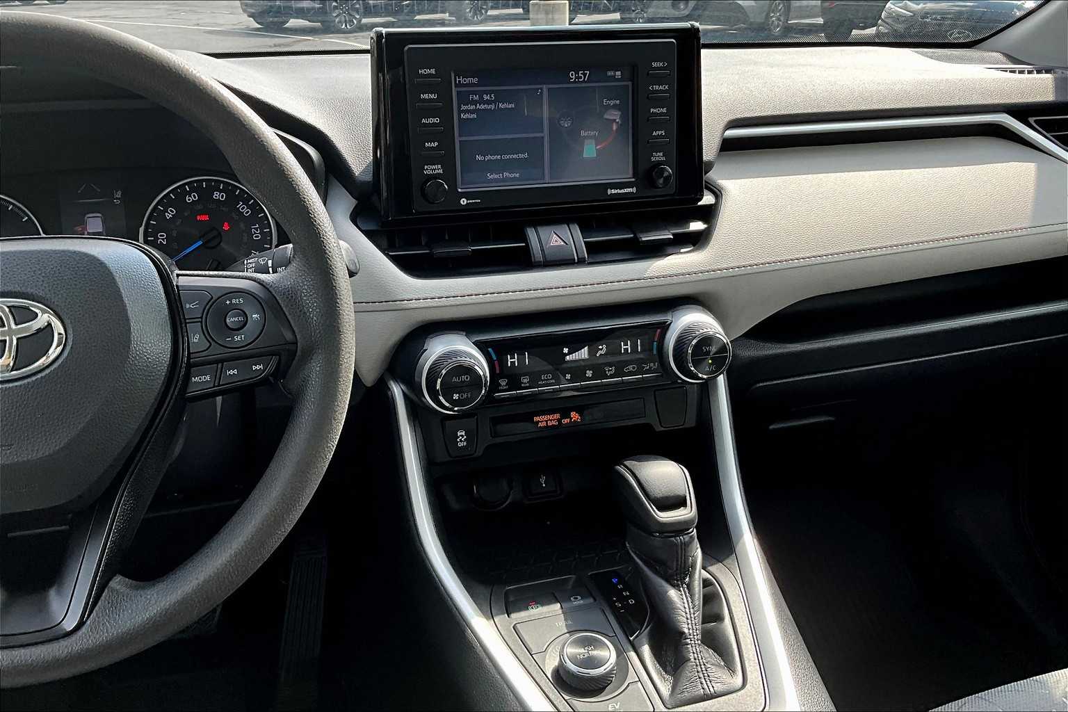 2020 Toyota RAV4 Hybrid XLE - Photo 17