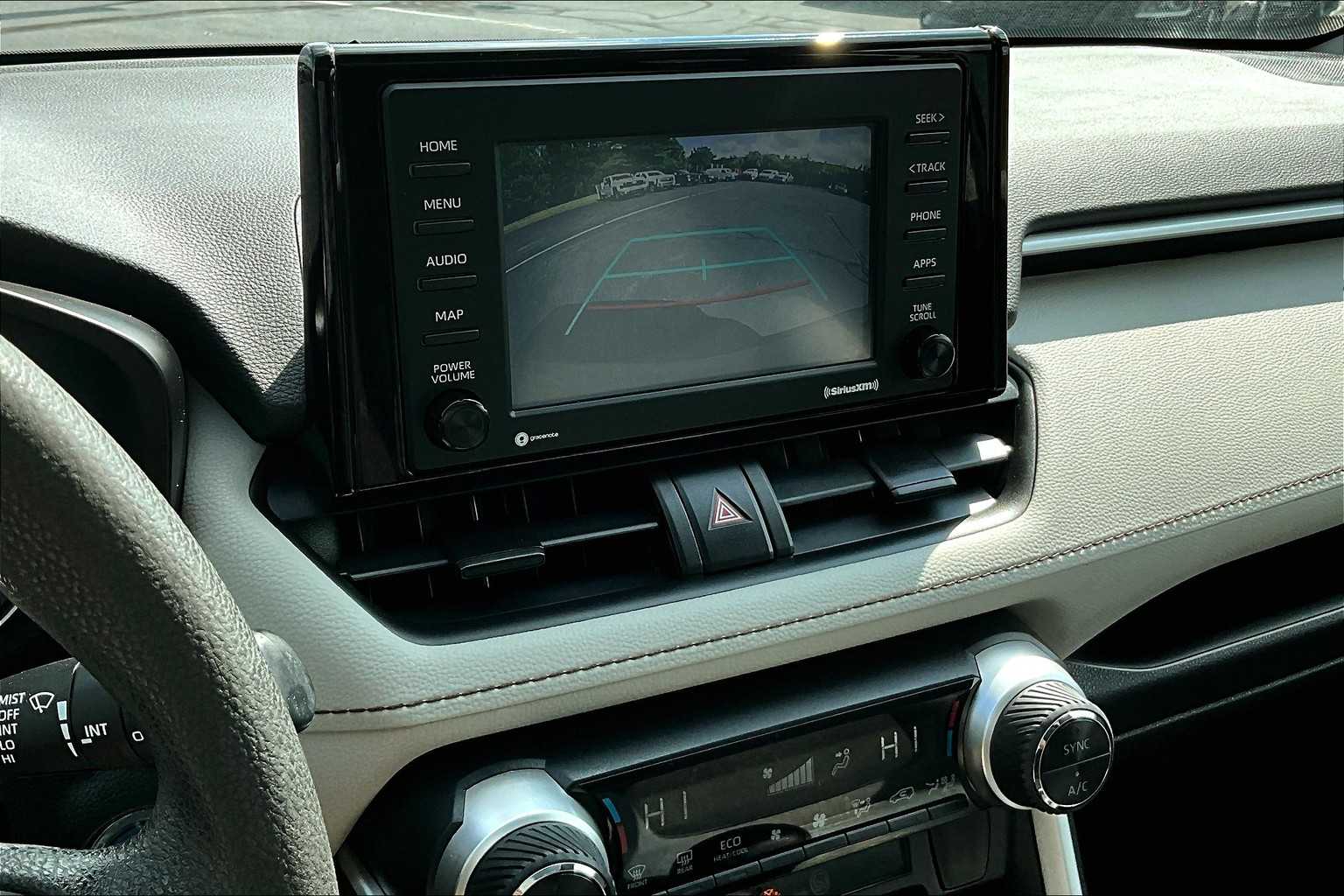2020 Toyota RAV4 Hybrid XLE - Photo 18