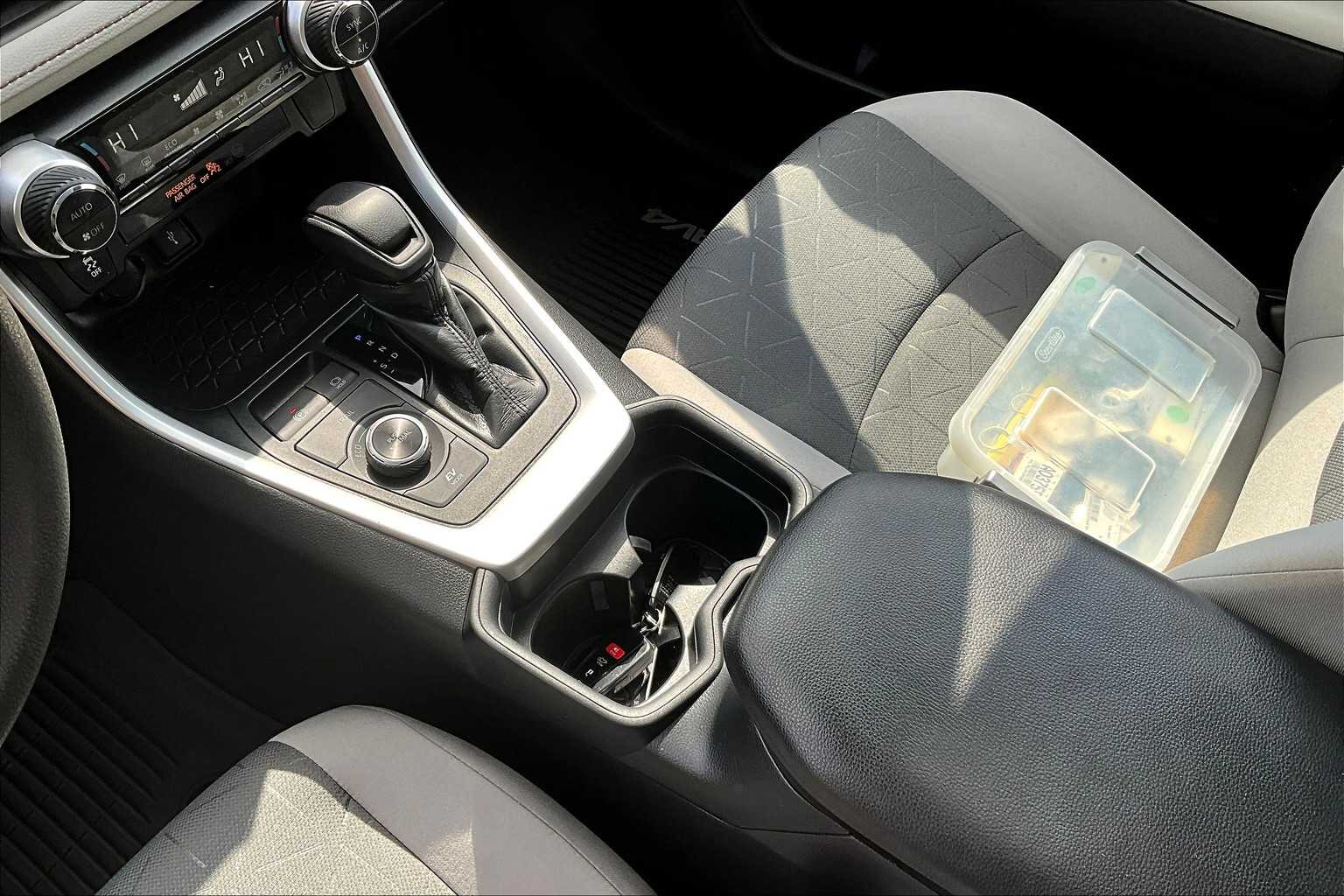 2020 Toyota RAV4 Hybrid XLE - Photo 19
