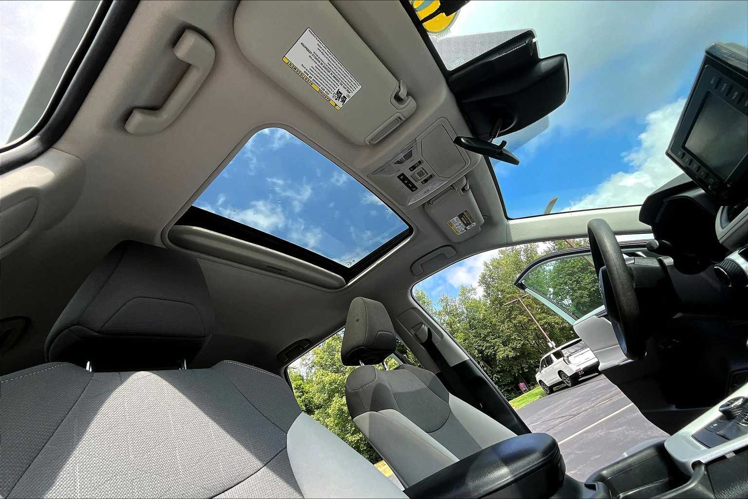 2020 Toyota RAV4 Hybrid XLE - Photo 22